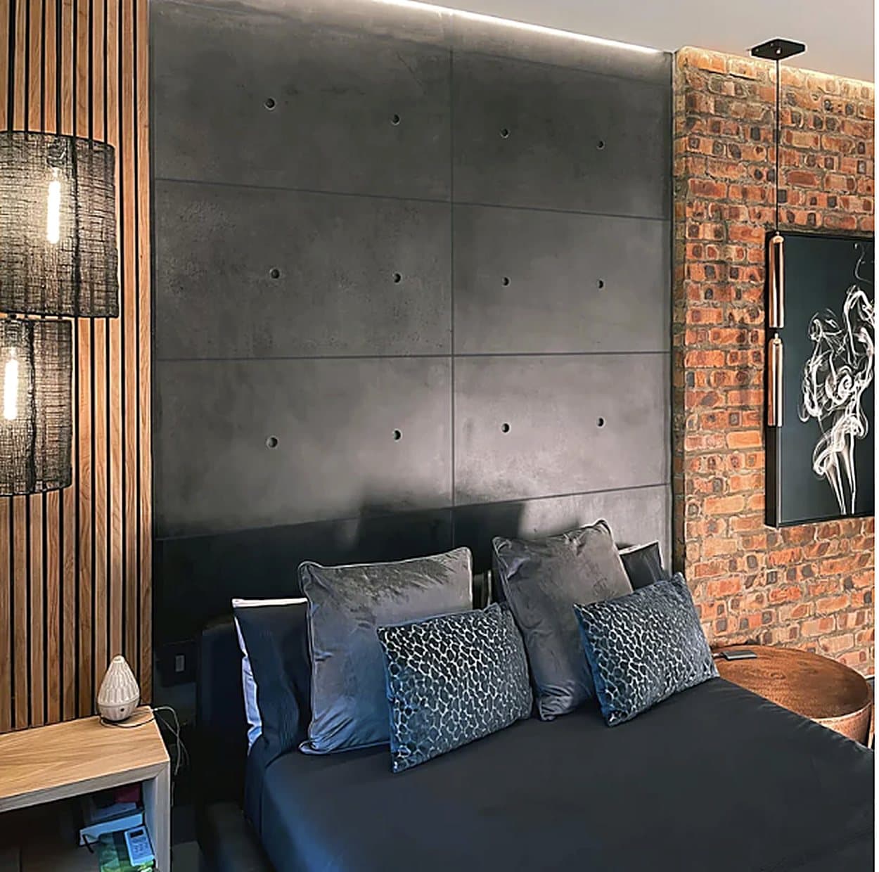 Dormitorio con cabecera de placas de concreto y pared de ladrillo