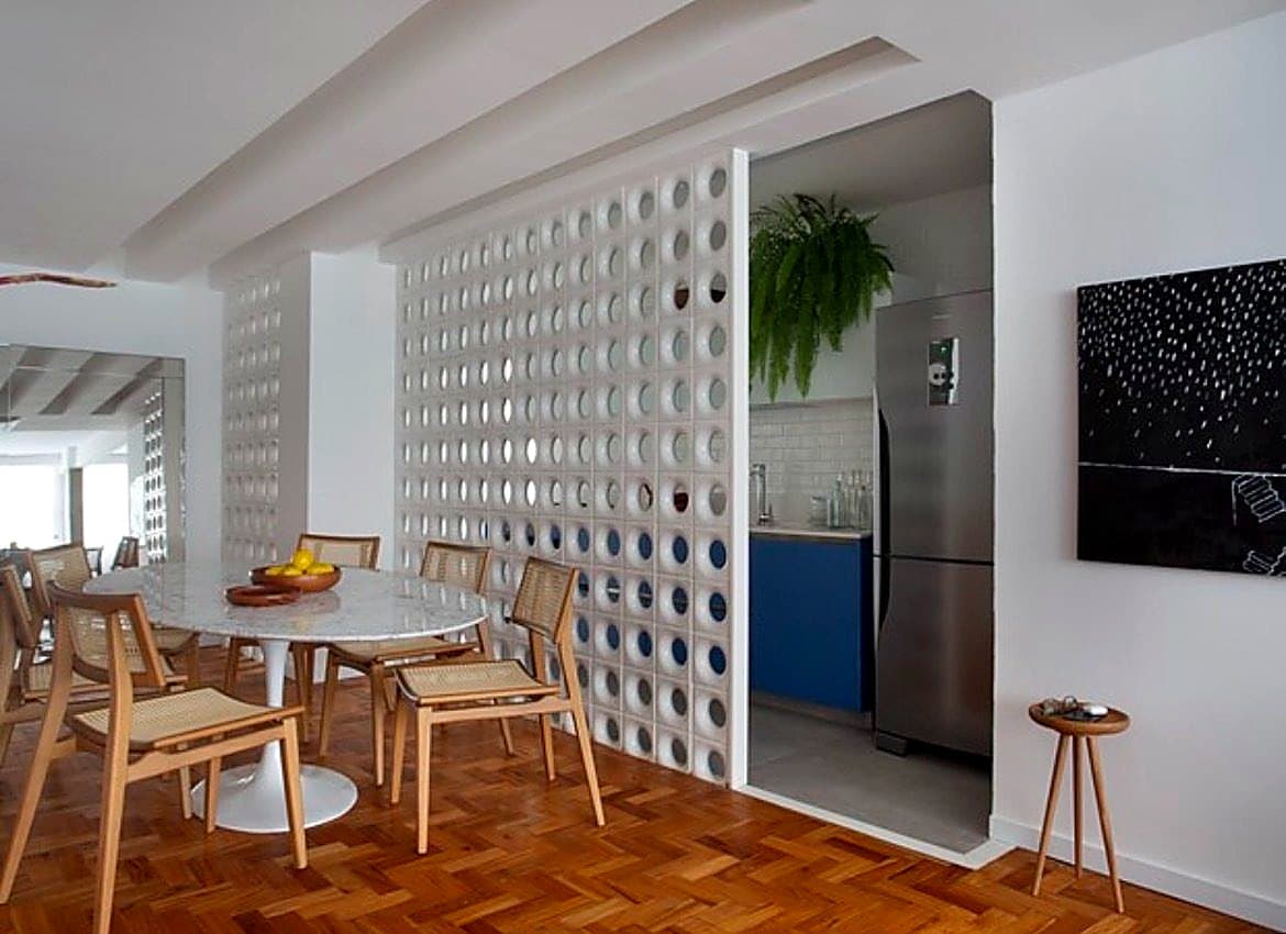 Comedor separado de la cocina con un divisorio de cobogó