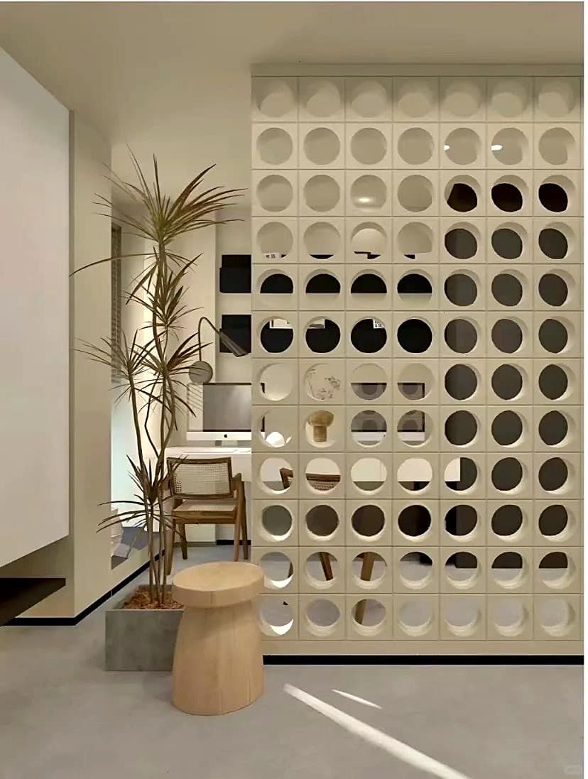 Divisorio de cobogó de círculos en un estudio