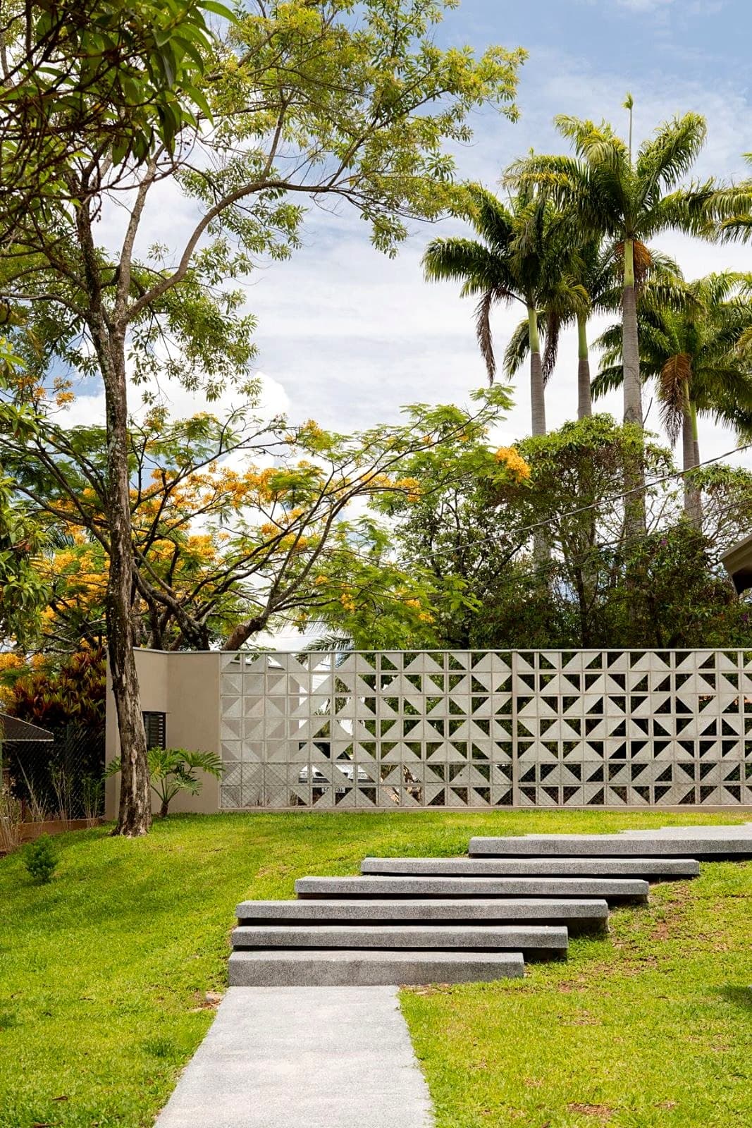 Muro perimetral de cobogó Diagonal en un jardín